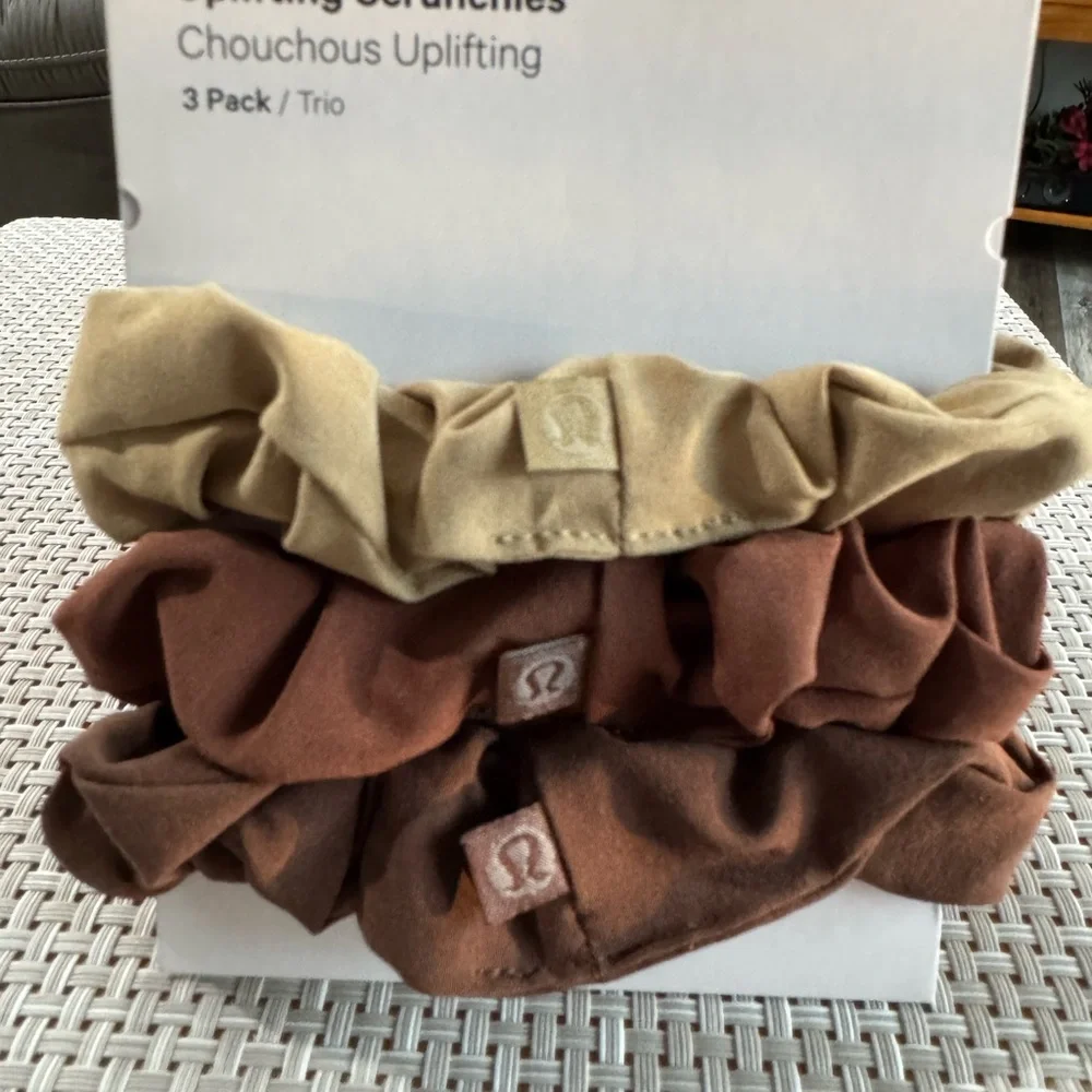 🔴🔴SOLD 🔴🔴Lululemon Uplifting Scrunchies - Picture 3 of 5